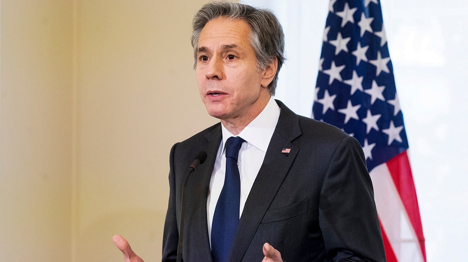 US-Außenminister Anthony Blinken spricht während einer gemeinsamen Pressekonferenz mit der estnischen Premierministerin Kaja Kallas anlässlich ihres Treffens in Tallinn, Estland, Dienstag, 8. März 2022 (AP Photo/Raul Mee)