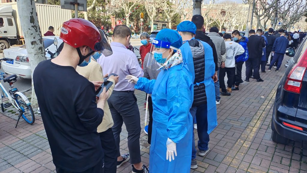 Das Silicon Valley in Shenzhen in China befiehlt die Produktion, um die Kontrolle über Covid zu stoppen