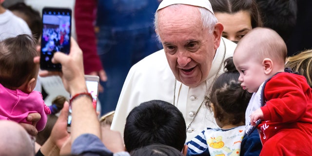 Papst Franziskus begrüßt und segnet Kinder mit Hilfe der Santa Marta Pediatric Infirmary im Vatikan in der Halle Paul VI.