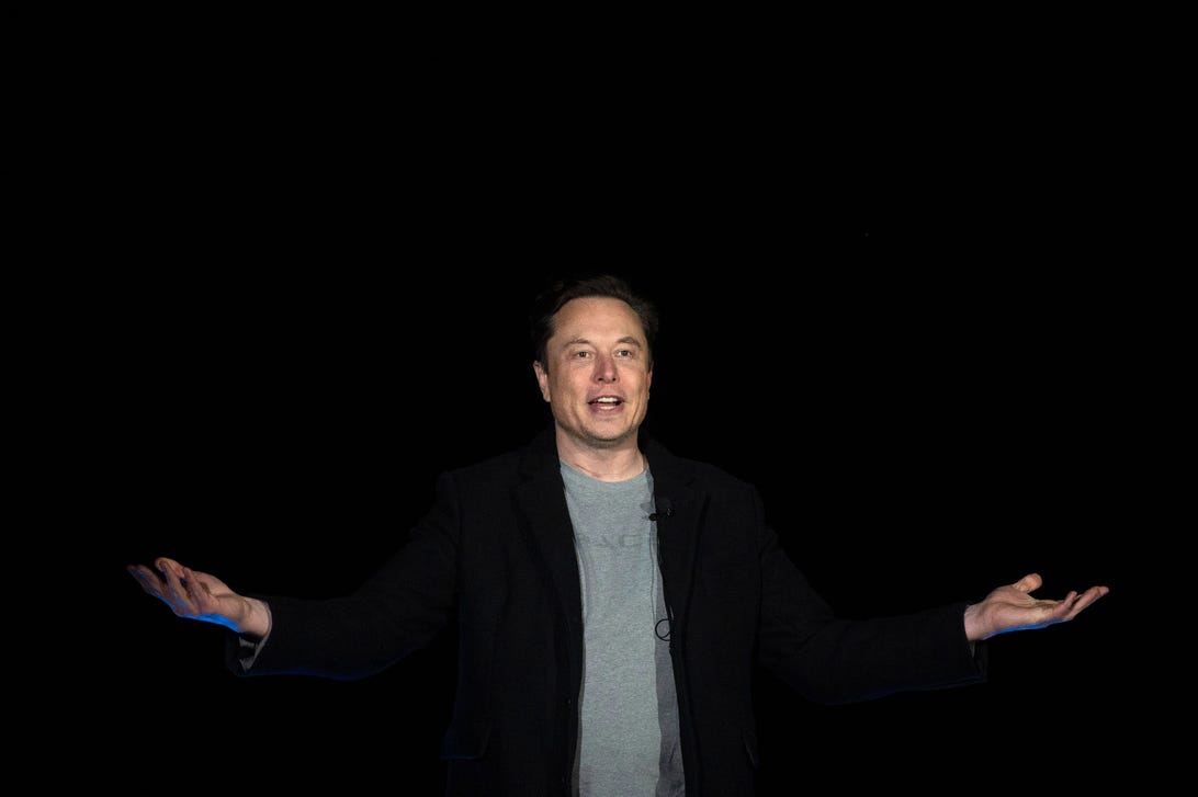 Elon Musk spricht während einer Pressekonferenz in der Sternenbasis von SpaceX in Texas