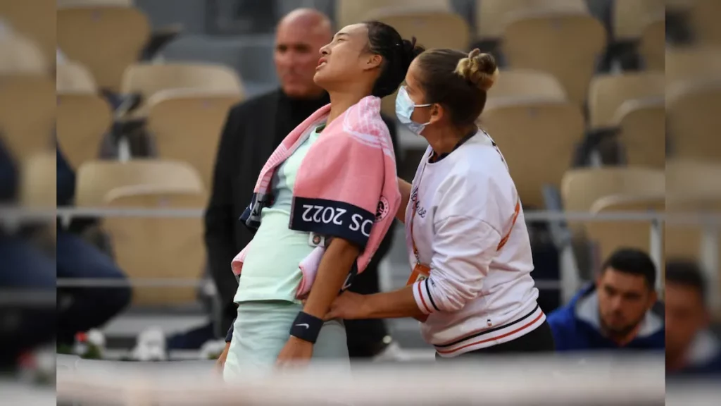 „Ich wünschte, ich wäre ein Mann“, sagt Cheng Qinwen, als Magenkrämpfe das France Open beenden