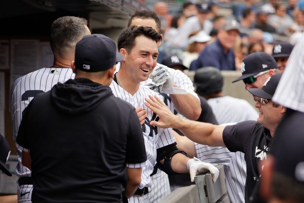 Der Yankees-Teamkollege Kyle Higashioka (66) wird auf der Trainerbank begrüßt, nachdem er am 12. Juni 2022 im dritten Inning gegen die Cubs im Yankee Stadium ein Tor erzielt hatte.