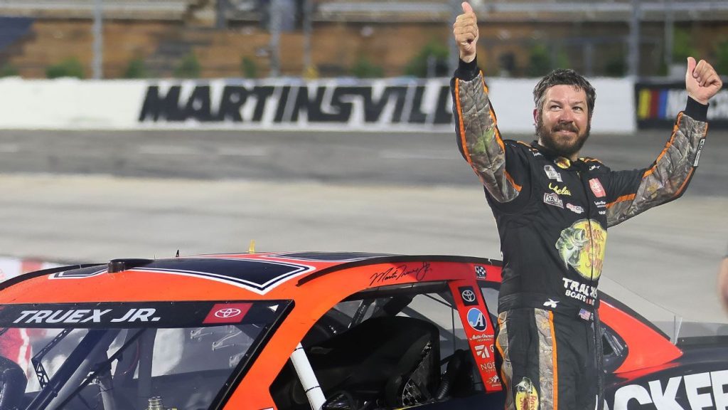 Martin Truex Jr. sagte Joe Gibbs Racing, dass er für die Saison 2023 zurückkehren werde