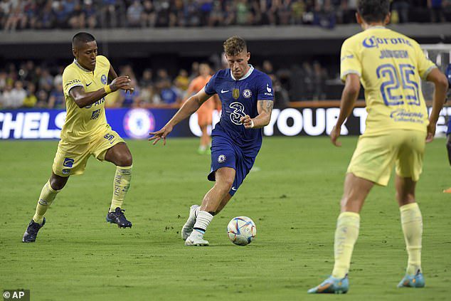 Mittelfeldspieler Ross Barkley trägt den Ball nach vorne, während Chelsea nach weiteren Toren sucht