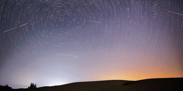 Das zusammengesetzte Bild, das am 13. August 2021 aufgenommen wurde, zeigt den Nachthimmel während des Meteoritenschauers der Perseiden über einem ökologischen Demonstrationsgebiet in Engbei in der Kubuki-Wüste im Autonomen Gebiet Innere Mongolei im Norden Chinas. 