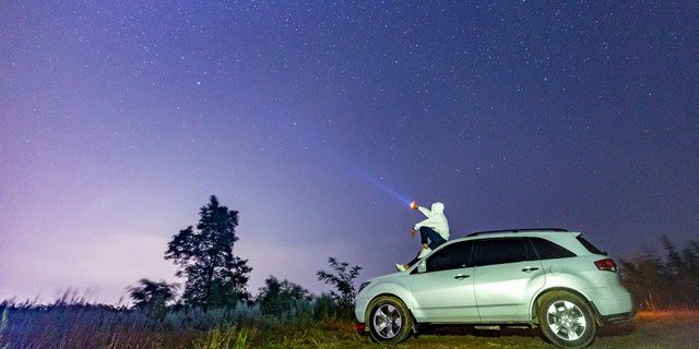 Ein Perseiden-Meteor ist über dem Zhongtiao-Gebirge in der Stadt Yuncheng in der nordchinesischen Provinz Shanxi zu sehen, 14. August 2021. 