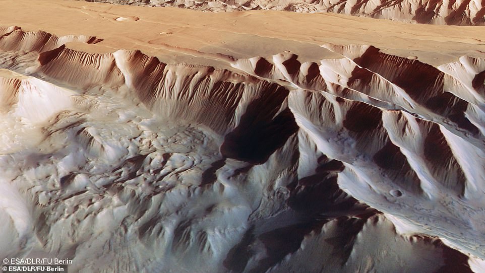 Das Valles Marineris des Mars, 20-mal breiter als der Grand Canyon, ist auf atemberaubenden neuen Fotos zu sehen