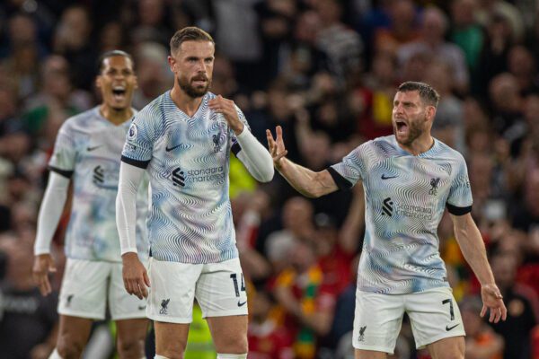 MANCHESTER, England - Montag, 22. August 2022: Liverpool-Kapitän Jordan Henderson sieht frustriert aus, als Manchester United während des Premier-League-Spiels zwischen Manchester United und Liverpool im Old Trafford das zweite Tor erzielte.  (Bild David Rawcliffe/Propaganda)