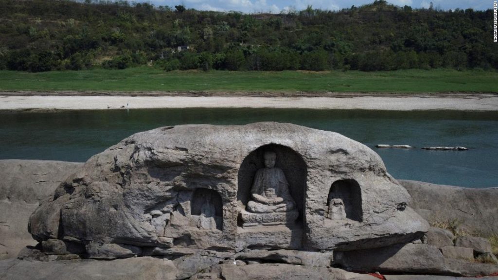 Das Wasser des Jangtse-Flusses enthüllt buddhistische Statuen