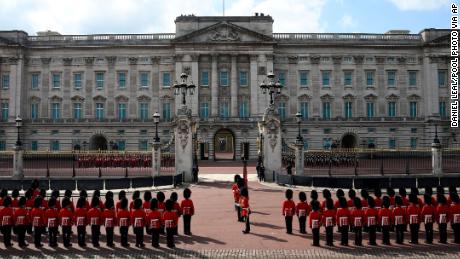 William und Harry schließen sich König Charles in einer Prozession hinter dem Sarg der Königin an