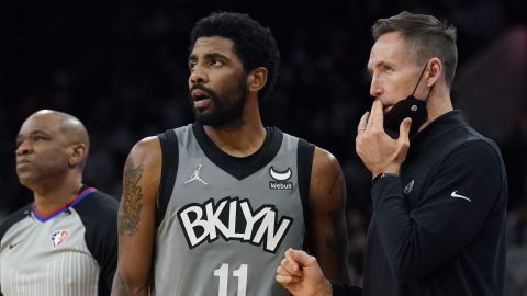 Irving spricht mit dem ehemaligen Trainer Steve Nash während eines Spiels gegen die San Antonio Spurs am Freitag, den 21. Januar 2022.